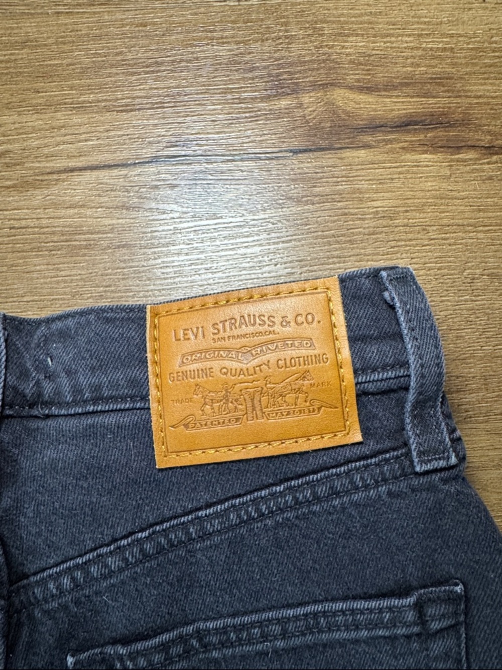 Woman's Levi's Premium High Rise Ribcage Shorts. Size 24 - Picture 5 of 5